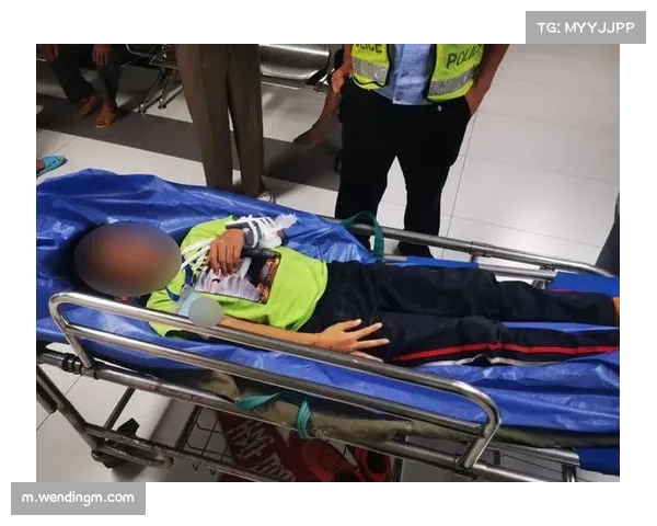 贝拉尔迪头晕住院观察,因被撞倒地后接受治疗 贝拉尔迪头晕住院观察,因被撞倒地后接受治疗